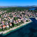 Bruna * Brodarica (Sibenik-Knin)